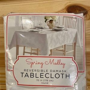 🚫SOLD🚫Reversible Damask Round Tablecloth